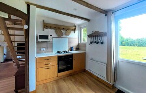 ثلاجة، فرن، موقد طهي مسطح، غسالة أطباق