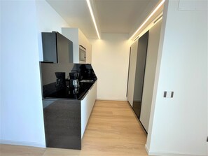 Geladeira, micro-ondas, cooktop, lava-louças