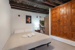 1 slaapkamer, een strijkplank/strijkijzer, wifi, beddengoed