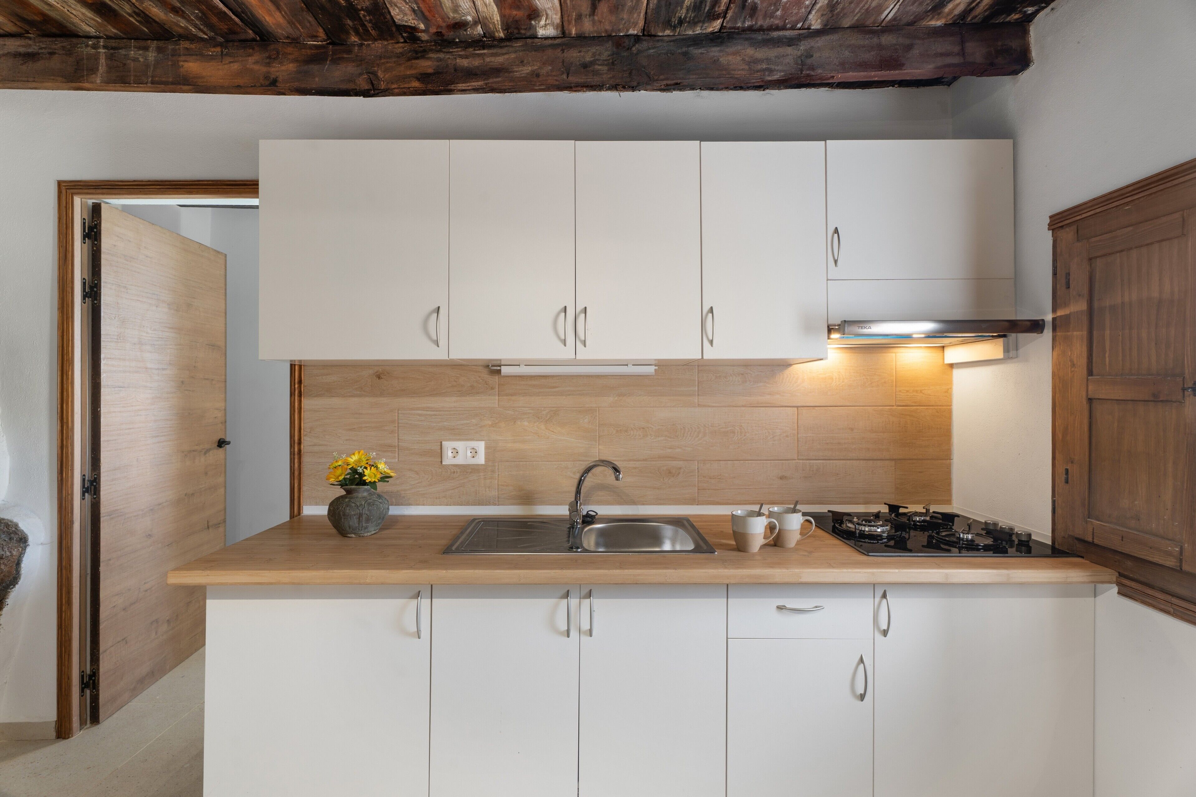 Jääkaappi, uuni, liesi, kahvin-/teenkeitin