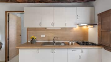 Jääkaappi, uuni, liesi, kahvin-/teenkeitin