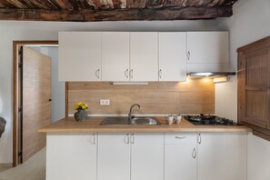 Geladeira, fogão, cooktop, cafeteira/chaleira