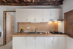 Een koelkast, een magnetron, een oven, een kookplaat