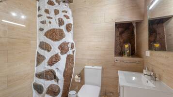 Douche, sĂšche-cheveux, serviettes fournies