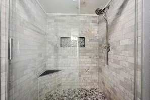 Haartrockner, Handtücher, Seife, Toilettenpapier