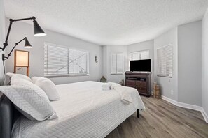 3 عدّة غرف نوم ومكواة/لوح كي وواي فاي وملاءات أسرّة