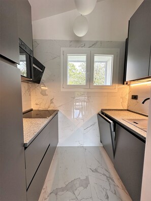 Geladeira, micro-ondas, cooktop, lava-louças