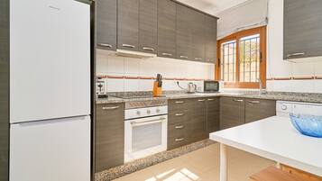 Een koelkast, een magnetron, een oven, een vaatwasser