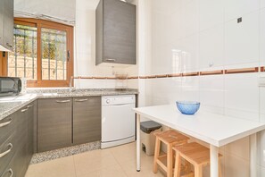 Kylskåp, mikrovågsugn, ugn och diskmaskin