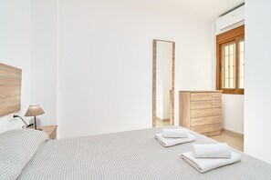 3 bedrooms, iron/ironing board, WiFi, bed sheets