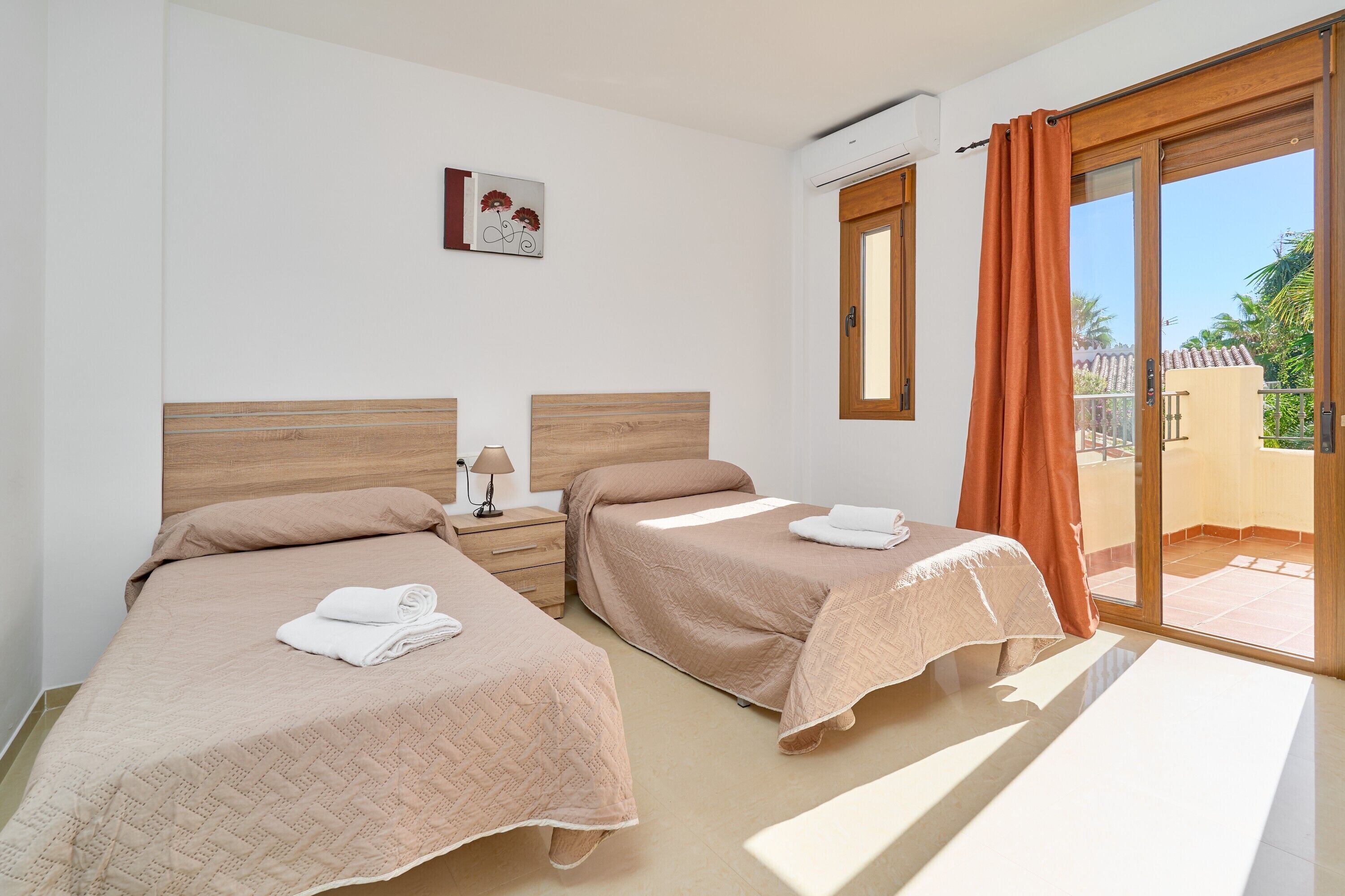 3 habitaciones, tabla de planchar con plancha, wifi y ropa de cama 