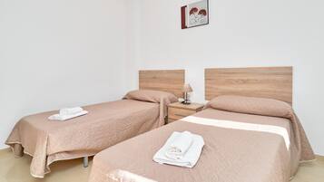 3 habitaciones, tabla de planchar con plancha, wifi y ropa de cama