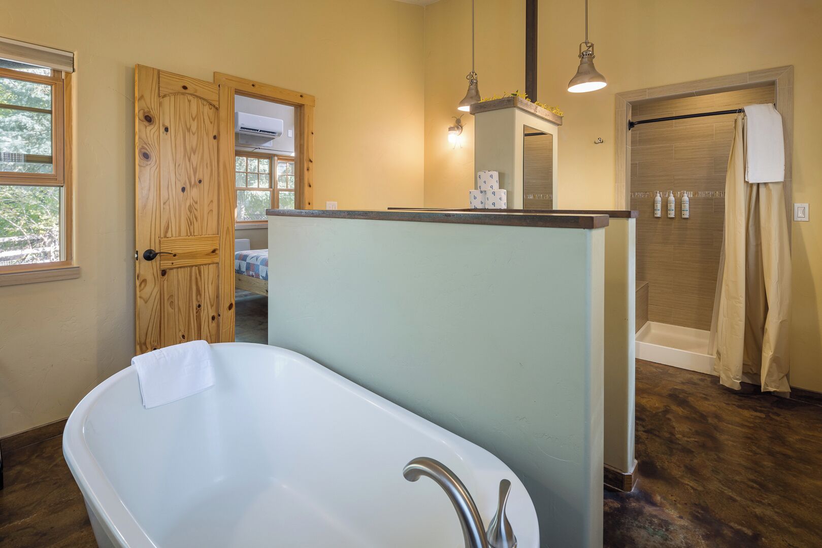Douche, sèche-cheveux, serviettes fournies
