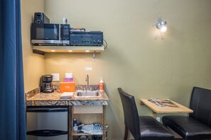 Mikrobølgeovn, kaffetrakter/tekoker og kjøkkenutstyr