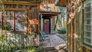 Una cabaña rústica de madera con un letrero que dice "Unit C Creekside Guest Cottage".