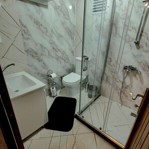 Amenidades de baño gratuitas, secadora de cabello, toallas, jabón 