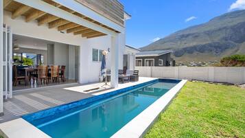 Rumah (3 Bedrooms) | Bagian depan properti