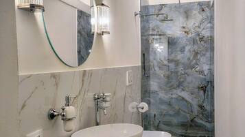 Doccia, asciugacapelli, bidet, asciugamani