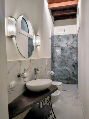 Douche, sèche-cheveux, bidet, serviettes fournies