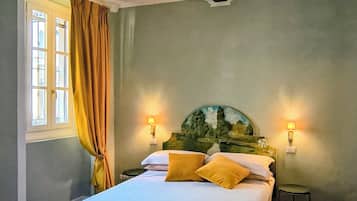 1 sovrum, värdeförvaringsskåp på rummet och skrivbord