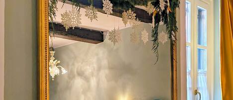 1 slaapkamer, een kluis op de kamer, een bureau