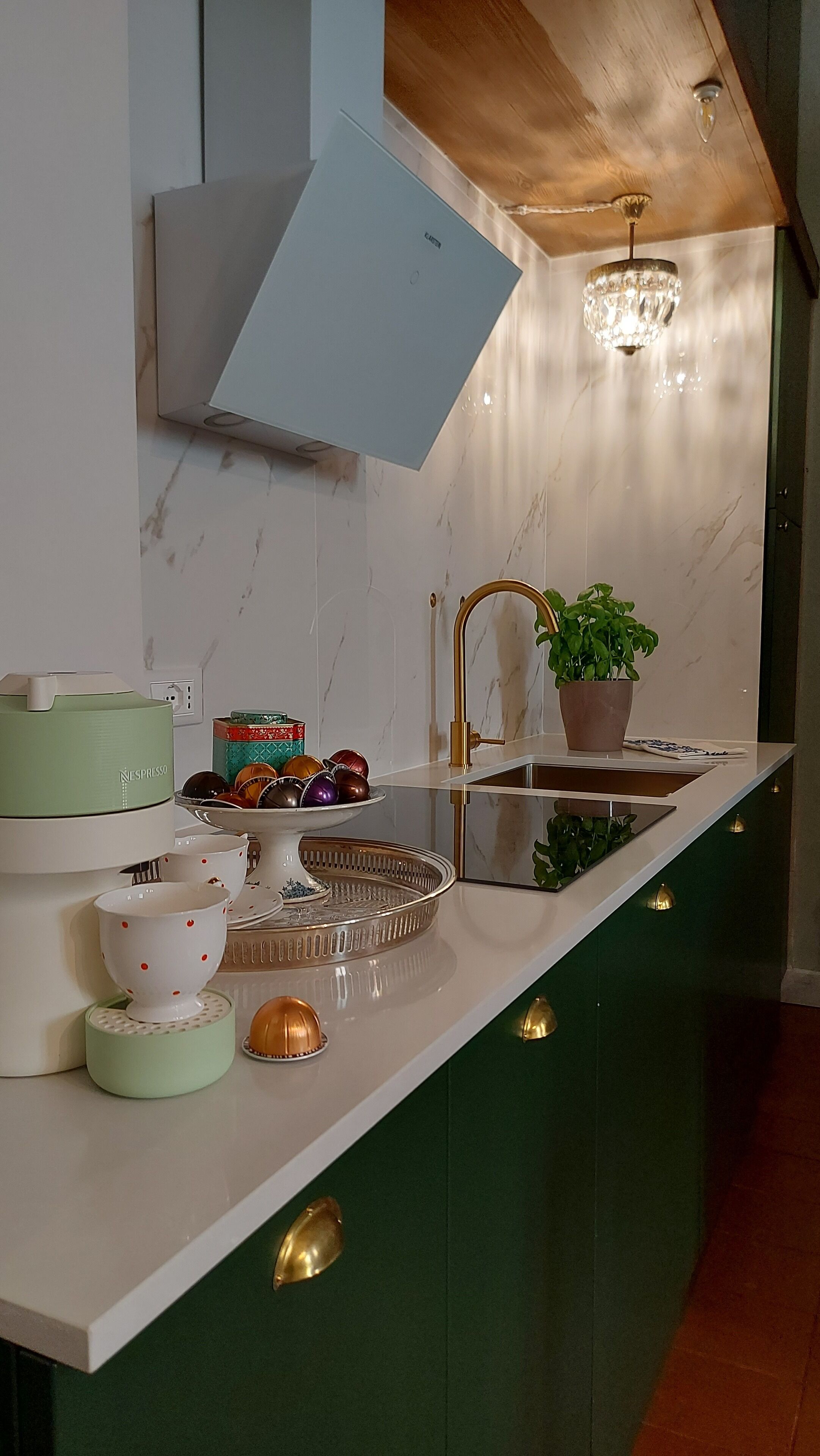 Frigorifero, microonde, piano cottura, macchina per tè/caffè