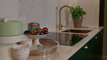 Frigorifero, microonde, piano cottura, macchina per tè/caffè