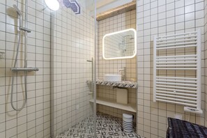 Een douche, handdoeken