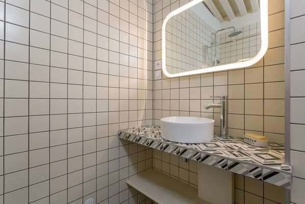 Een douche, handdoeken