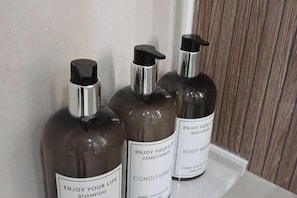 Bathroom amenities - Yongsan Hyochang Park 3 minutes, breakfast included, luggage storage service, (Seoul)