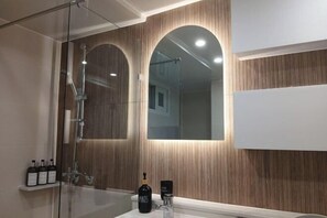 Bathroom - Yongsan Hyochang Park 3 minutes, breakfast included, luggage storage service, (Seoul)
