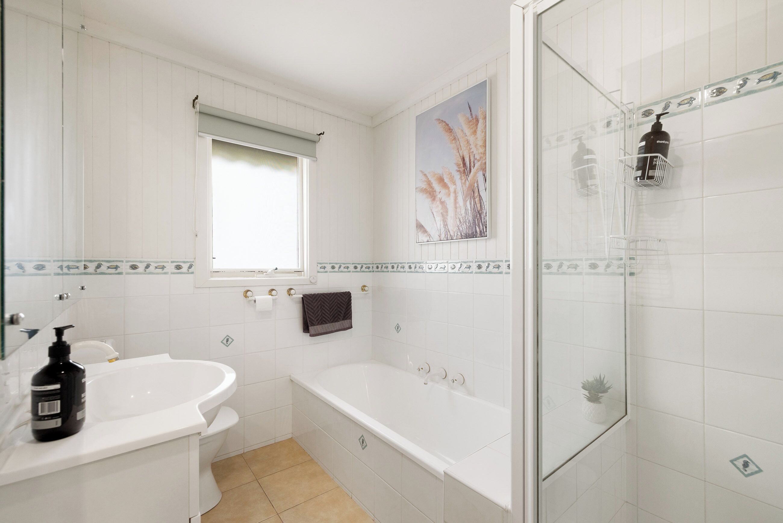 Haartrockner, Handtücher, Seife, Toilettenpapier