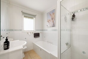 Assecador de cabells, tovalloles, sabó i paper higiènic