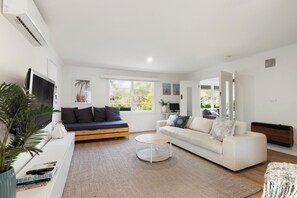 Fernseher, Kamin, DVD-Player, Tischtennisplatte