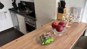 Kaffetrakter/tekoker, kjøleskap, ovn og kokeplater