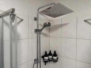 Shower, hair dryer, towels - Cozy Holiday Apartment with Sun Terrace and Whirlpool (Schlitz)