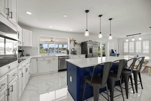 Fridge, microwave, oven, stovetop - Cape Coral Family House (Cape Coral)