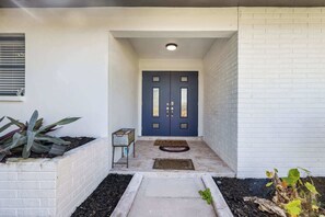 Exterior detail - Cape Coral Family House (Cape Coral)