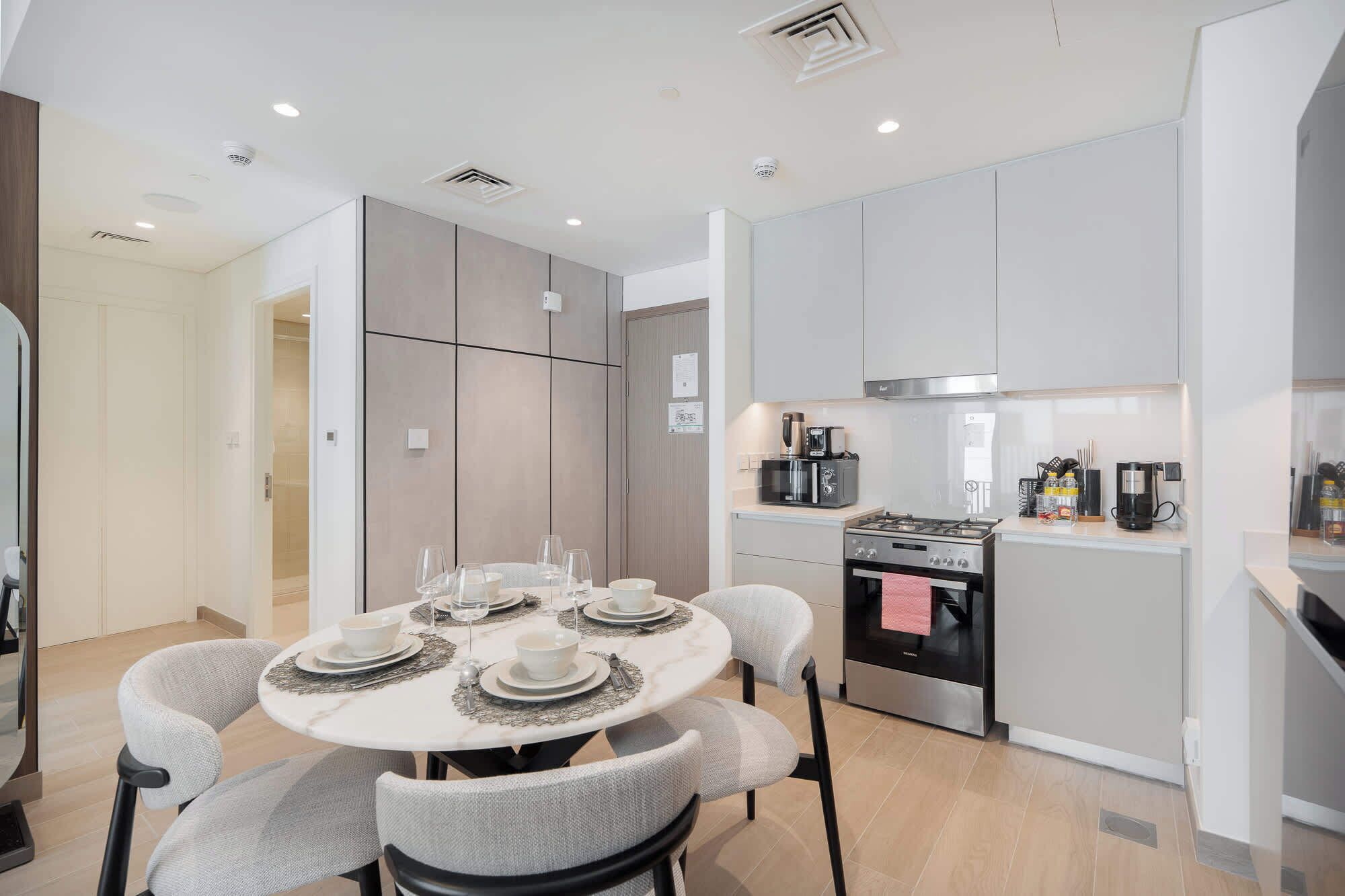 Geladeira, micro-ondas, fogão, cooktop