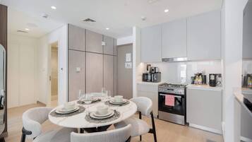 Geladeira, micro-ondas, fogão, cooktop