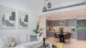 Una sala de estar moderna con un sofá, una mesa de centro y obras de arte.