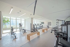 Fitness facility - Free housekeeping visits during your stay - StayShort - 1 Bed in Emaar Beachfront Perfect for 4 with Beach Access (Emaar Beachfront)