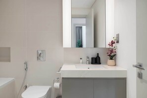 Shower, hair dryer, towels - Free housekeeping visits during your stay - StayShort - 1 Bed in Emaar Beachfront Perfect for 4 with Beach Access (Emaar Beachfront)