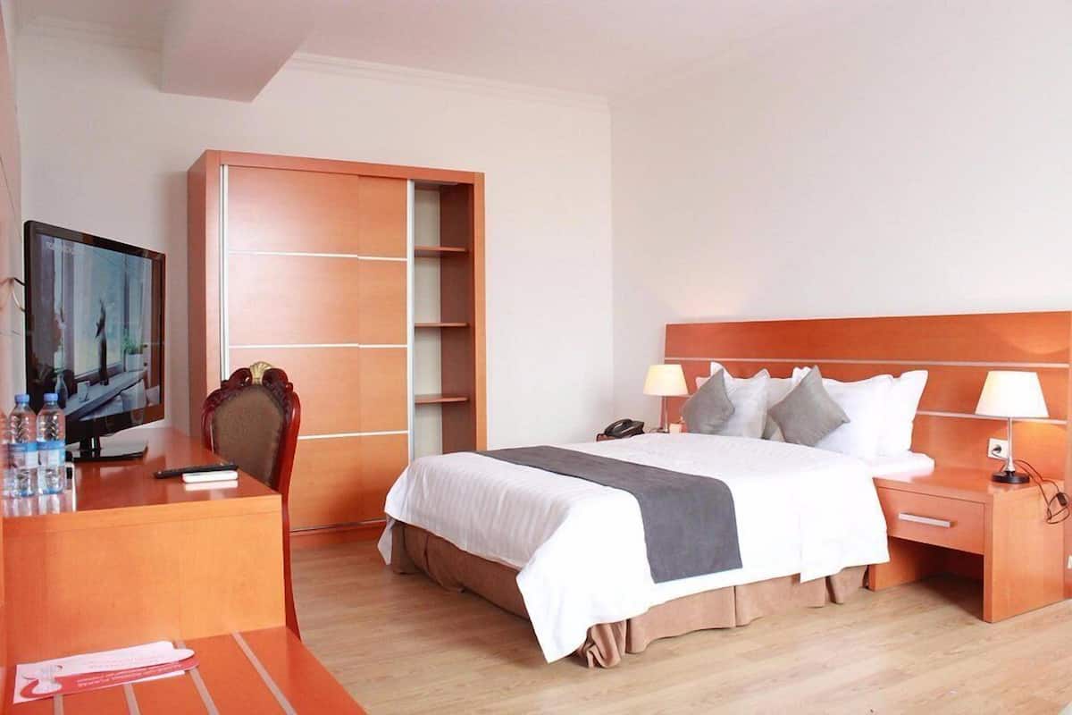 Quarto casal standard | Banheiro | Chuveiro, secador de cabelo, chinelos, toalhas de banho