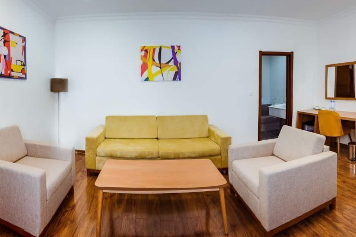 Suíte conforto | Banheiro | Chuveiro, secador de cabelo, chinelos, toalhas de banho
