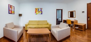 Suíte conforto | Banheiro | Chuveiro, secador de cabelo, chinelos, toalhas de banho