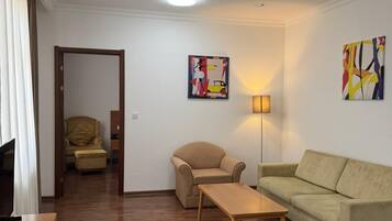 Escritorio, tabla de planchar con plancha, wifi gratis y ropa de cama