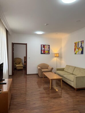 Suite Comfort | Meja kerja, setrika/meja setrika, Wi-Fi gratis, dan seprai linen