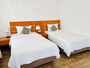 Phòng 2 giường đơn Tiêu chuẩn, quang cảnh thành phố | Phòng tắm | Buồng tắm vòi sen, máy sấy tóc, dép đi trong nhà, khăn tắm