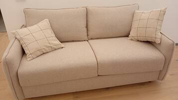 Deluxe Apartment, City View | Ruang tamu | 40 inci televisyen dengan digital